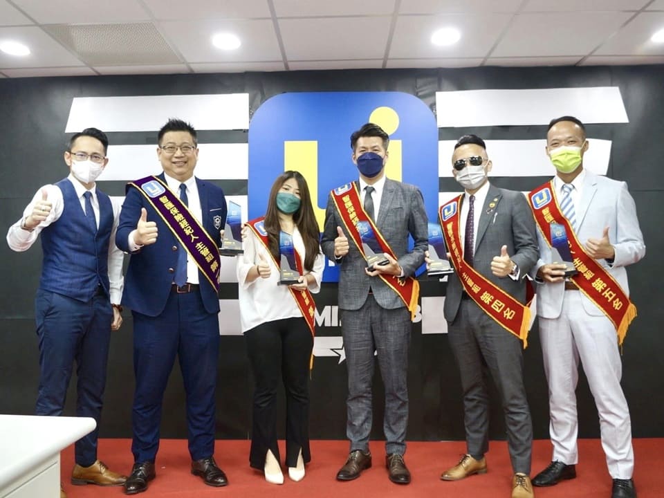 四位副總們為了犒賞同仁這兩個月的高績效。特別招待智匯大家庭出遊玩水啦,小墾丁水